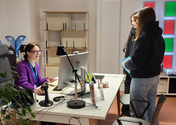 Photo : Anne Lucas accueille deux étudiantes à la bibliothèque universitaire de Station Marne © université de Bordeaux
