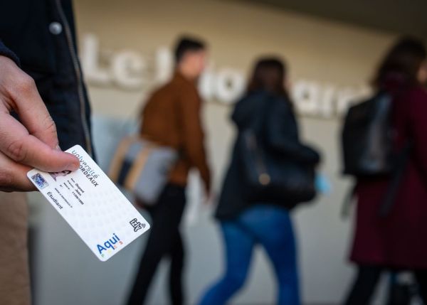 Photo : La carte étudiante, sécurisée et électronique, permet de disposer d'un service monétique et d'un accès aux bâtiments universitaires © Gautier Dufau