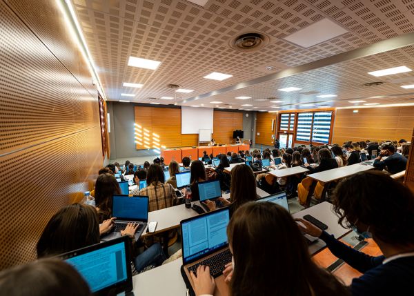 Photo : Cours en amphi © Gautier Dufau