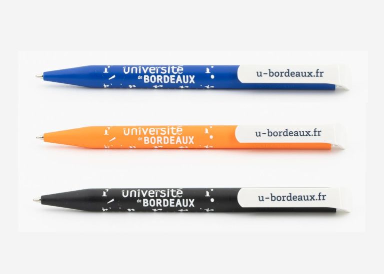 Photo : Stylo bille en bioplastique - Fabriqué en Europe - A base de canne à sucre - Coloris : bleu marine, orange, noir - PU TTC : 0,70 €