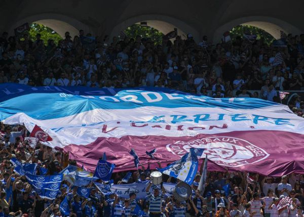Photo :Le tifo de l'université de Bordeaux lors du match contre Castres  université de Bordeaux